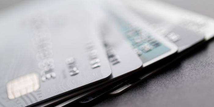 导航页放不下了，英卡🇬🇧部分放这里⚠️先声明：除了HSBC之类允许☁️或见证开户的银行，伪造身份包括伪造RA/NRA☁️开户的都要有号没了钱也没了的觉悟 [1]■英国🇬🇧账户：[ 金属卡重量排行榜 ]• Barclays(Ex 900+，DP , DP2 )• bunq (税号) • cashplus• Chase• FirstDirect• Halifax (DP, DP2 , DP3 )(失败, DP )• HSBC Expat (DP, DP2 , DP3 , DP4 )• HSBC UK ( DP , DP2 , DP3 )[ 坑1 ][ 坑2 ](失败, DP )• HyperJar• iFast• Lloyds (DP , DP2 , DP3 , DP4 )• Monzo ( 计算IBAN , Metal ) • Revolut (BRP/信用记录) • Rewire• Santander ( DP , DP2 , DP3 , DP4 , DP5 )(UKDL, DP ) 失败 ( DP , DP2 )• Samsung Pay Card• Starling (EEA) • ThinkMoney ( DP , DP2 )• TSB ( DP , DP2 )■英卡🇬🇧： •  英国🇬🇧信用分• AmEx• Aqua• Barclaycard• Bip• CapitalOne [ 坑1 ][ DP2 ]• Curve (EEA) • iCard (视频+BRP)• Origin• Post Office• Zilch■建立信用记录：“Loan”上报• Loqbox (需要英国debit)• Pave (原名Portify)👉🏿 @DocOfCard / 银行账户卡合集